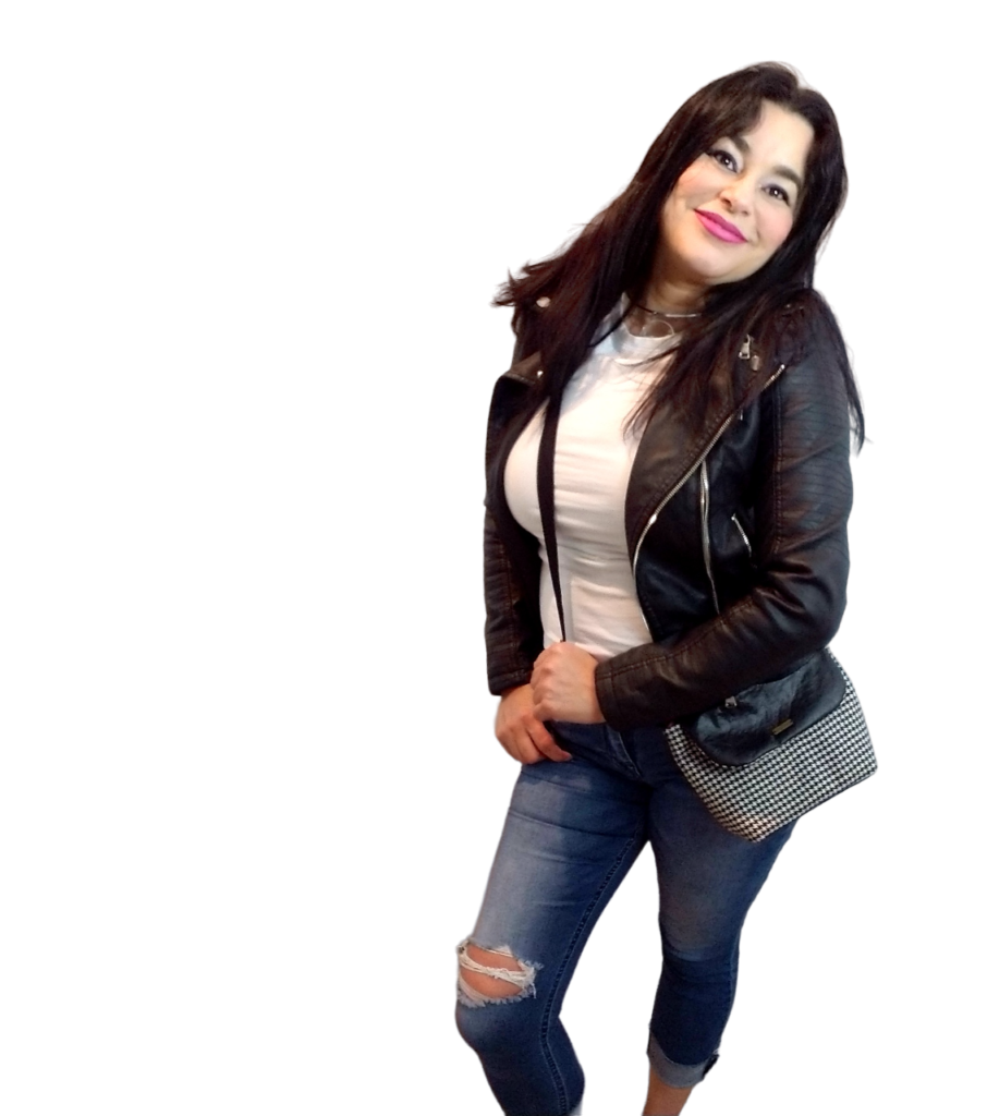 Neyda Gil de pie con chaqueta de cuero negra